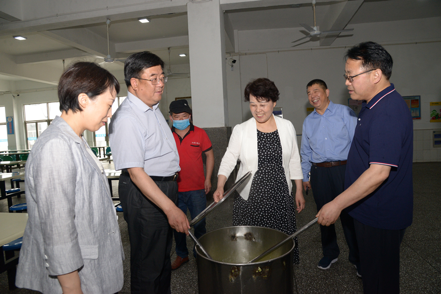 王业珍,郑干先,张娟在泗阳中学视察考生食堂